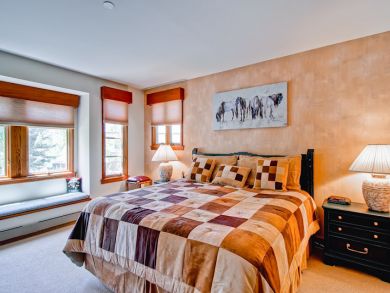 Walk to LIft Ski Condo with Four Bedrooms & Sleeps 8 Guest
